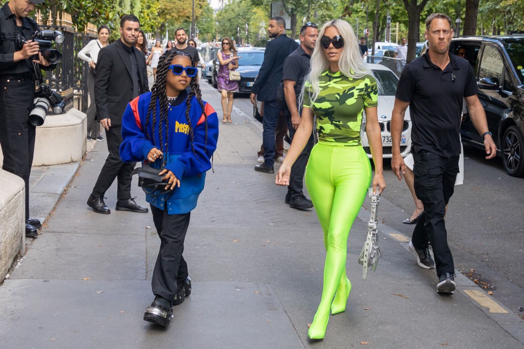 PARIS, FRANCE - JULY 05: Kim Kardashian and North West are seen during the Paris Fashion Week  *on July 05, 2022 in Paris, France. (Photo by Marc Piasecki/WireImage) (Foto: WireImage)