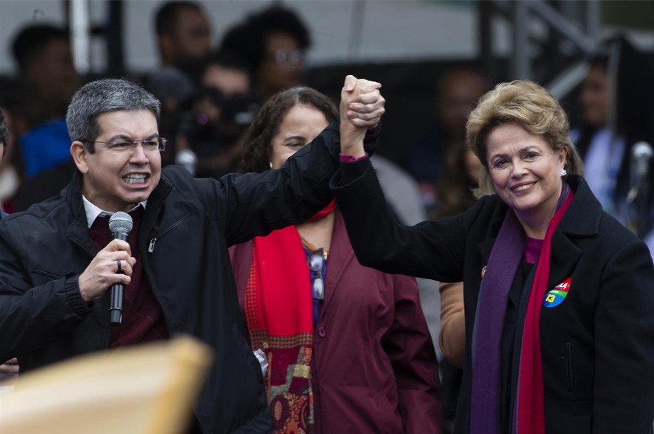 Randolfe Rodrigues (Rede) e Dilma no Vale do Anhangabaú, em São Paulo: ex-presidente se emocionou