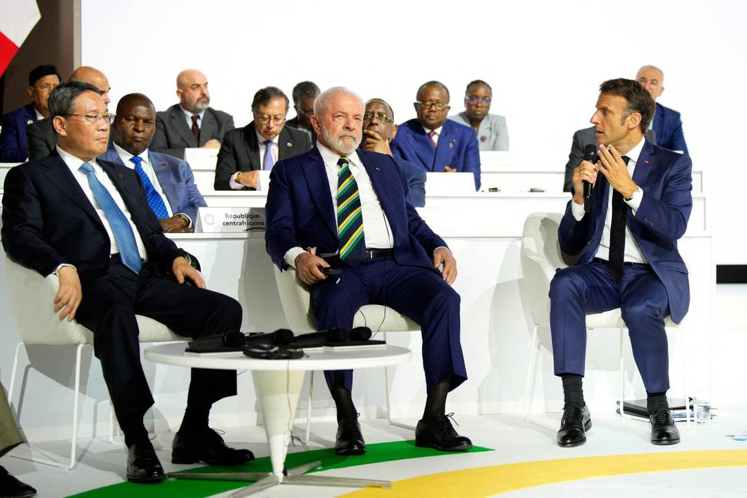 Presidente do Brasil, Luiz Inácio Lula da Silva, entre o premier chinês, Li Qiang, e o presidente francês, Emmanuel Macron