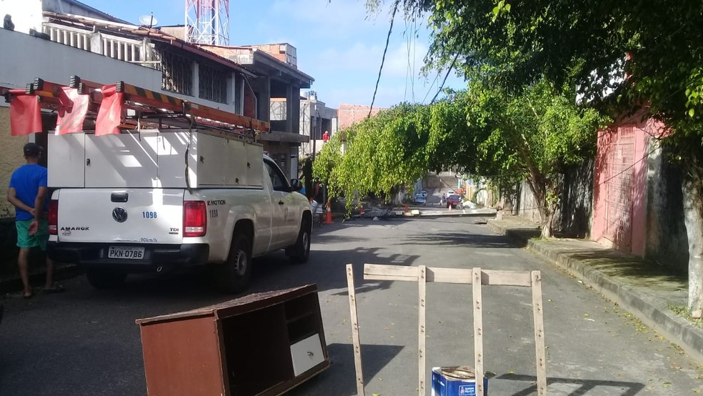 Poste Ã© derrubado e bloqueia rua em Salvador â?? Foto: Cid Vaz/TV Bahia