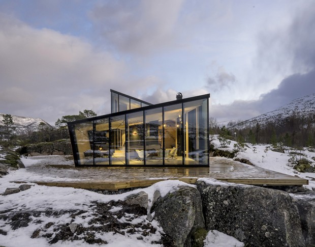 Casa de vidro se camufla em meio à paisagem congelante (Foto: Steve King, Snorre e Siggen Stinessen/Divulgação)
