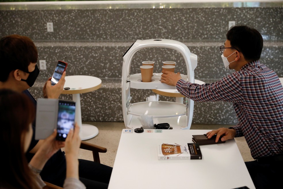 Robô pega pedidos, faz café e serve clientes em café na Coreia do Sul — Foto: Kim Hong-Ji/Reuters