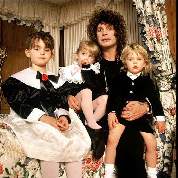 Ozzy Osbourne e os três filhos que teve com Sharon: Aimée, Kelly e Jack (Foto: reprodução instagram)