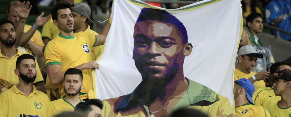 Bandeira de Pelé no meio da torcida brasileira na Arena Palmeiras (Foto: EFE/Sebastião Moreira)