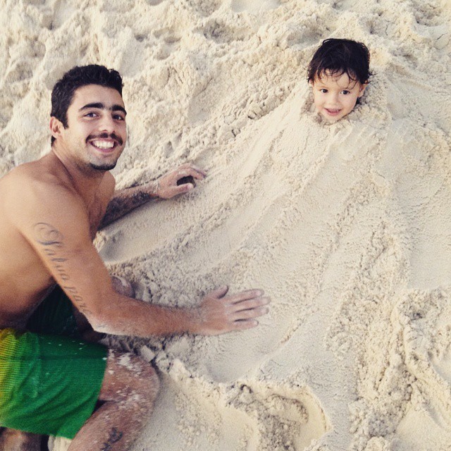 Pedro, marido da atriz Luana Piovanni, brinca com o filho (Foto: Reprodução - Instagram)