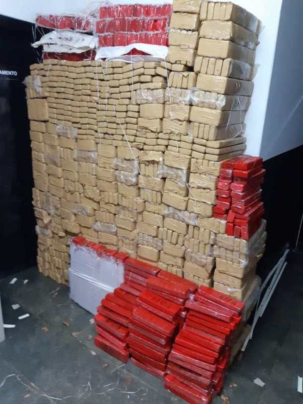 Mais de 1 tonelada de droga foi apreendida com caminhonete roubada. — Foto: Divulgação/PRF