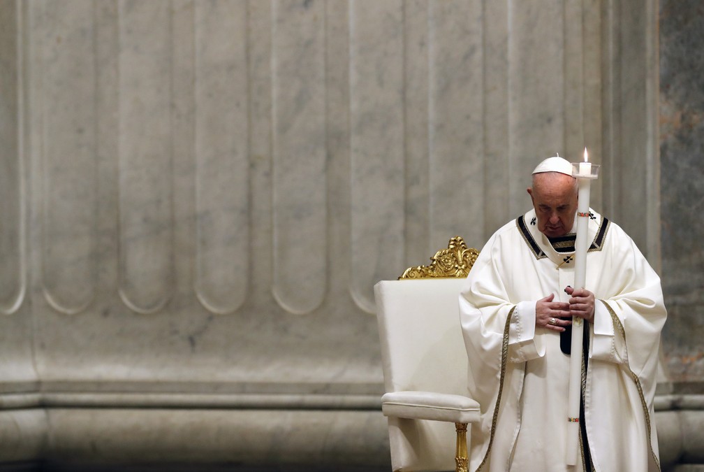 Papa Francisco preside cerimônia solene de vigília de Páscoa na Basílica de São Pedro, no Vaticano, neste sábado (11) — Foto: Remo Casilli/Pool Photo via AP