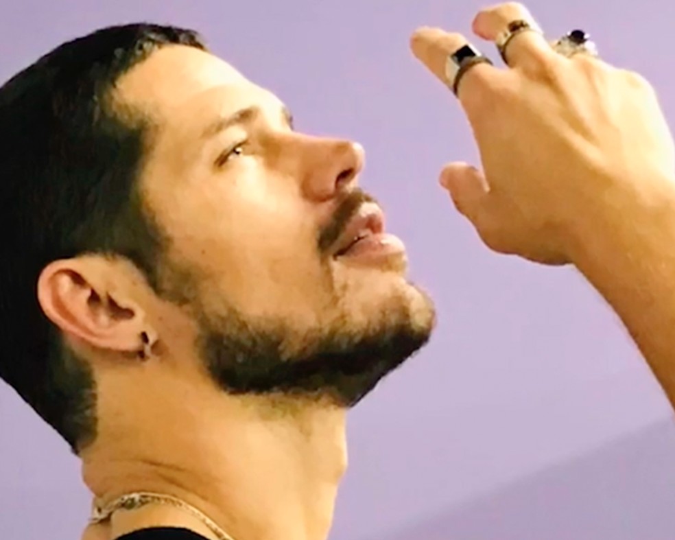 José Loreto ensaia para viver Lui Lorenzo em Vai na Fé — Foto: Reprodução