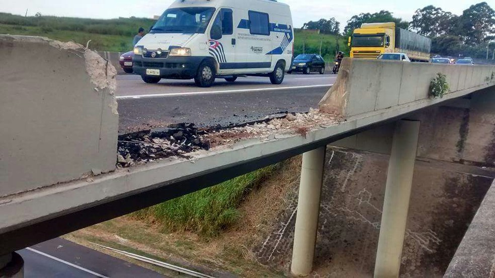 ProteÃ§Ã£o de concreto do viaduto se quebrou com impacto do caminhÃ£o que caiu da SP-101, em Campinas (Foto: MÃ¡rio Brachi)