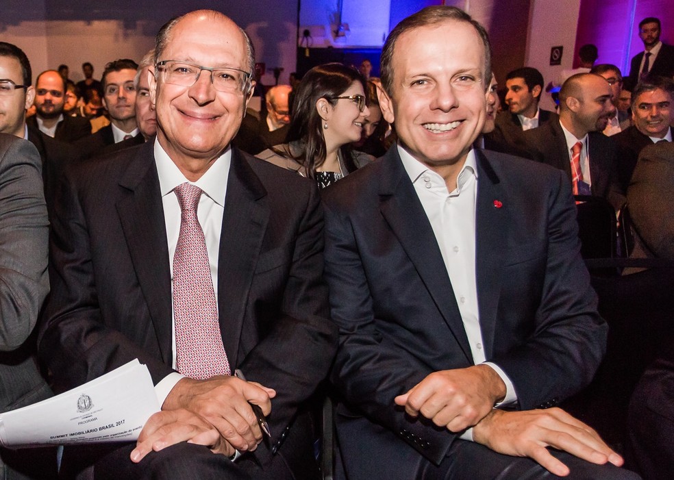 Geraldo Alckmin (à esq.), então governador de SP, e João Doria, prefeito da capital, durante evento em 2017 — Foto: Alexandre Carvalho/Governo de SP