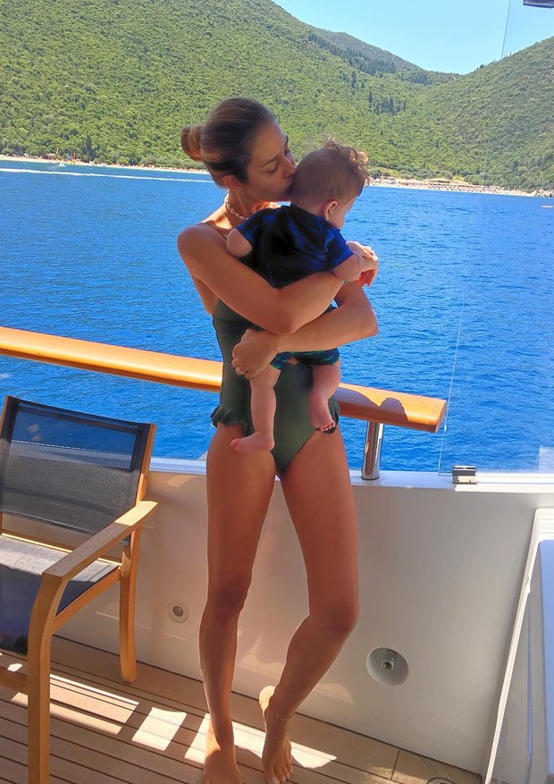 Ana Beatriz Barros posa com Karim em frente a mar cristalino (Foto: Reprodução/Instagram)