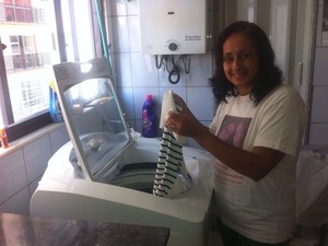 Moradora adotou práticas para economizar água em casa (Foto: Hélio Breder/ Arquivo Pessoal)