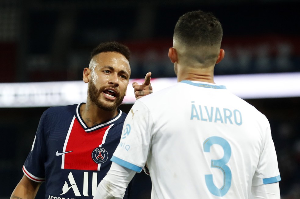 Neymar acusa Álvaro González de racismo no jogo PSG x Olympique — Foto: Gonzalo Fuentes/Reuters