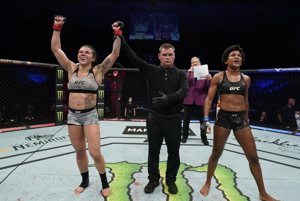 Cláudia Gadelha festeja a vitória sobre Angela Hill no UFC: Overeem x Harris — Foto: Getty Images