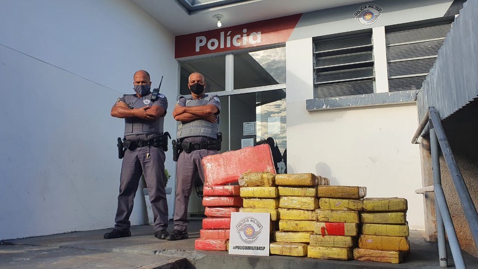Mais de 500 tijolos de maconha foram apreendidos após abordagem policial em Pirapozinho — Foto: Polícia Militar 