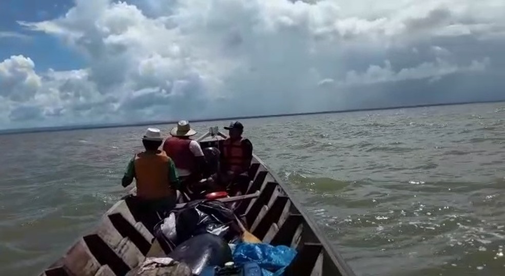 Moradores de Oiapoque em alto-mar em busca de vítimas de naufrágio — Foto: Reprodução