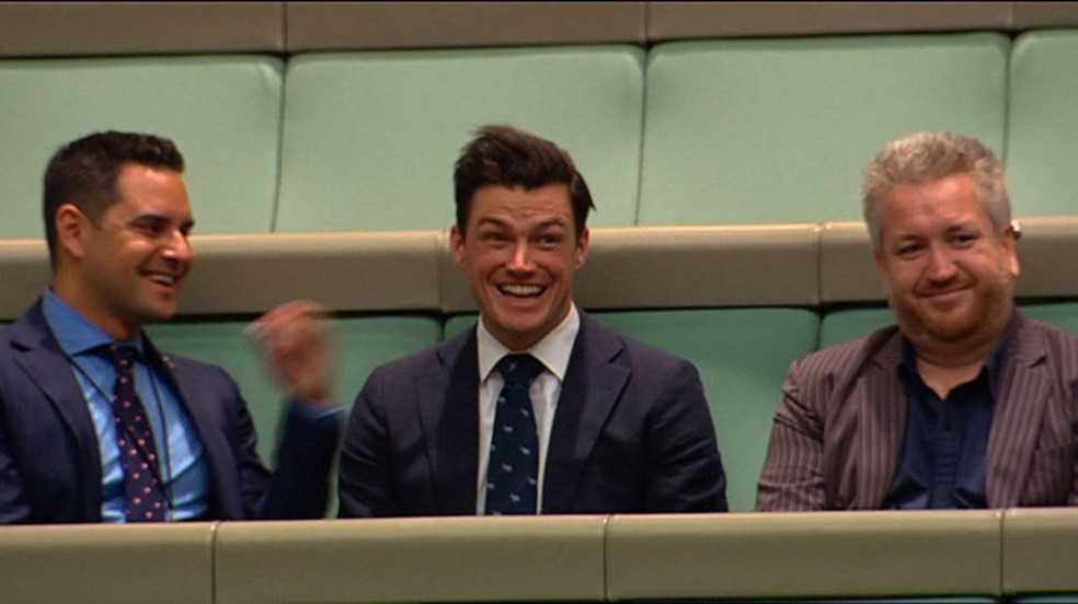 Ryan Patrick Bolger (centro da foto) recebeu um pedido de casamento do deputado Tim Wilson enquanto Câmara Baixa discutia casamento gay  (Foto: Australian Parliament via Seven News / AFP)