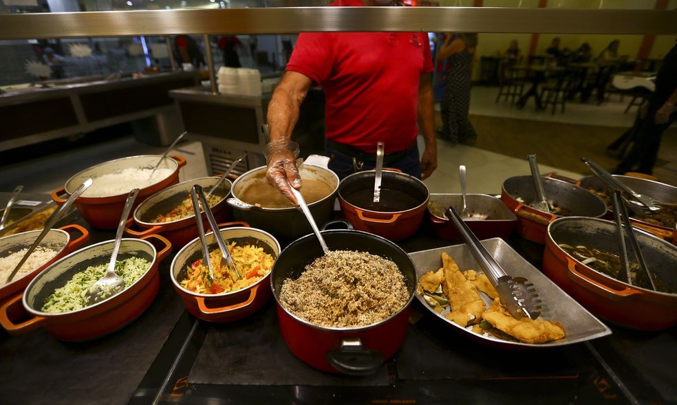 Homem se serve em restaurante de self-service — Foto: Marcelo Camargo/Agência Brasil