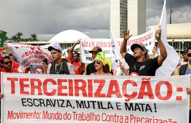 Manifestantes em frente ao Congresso - protesto contra o projeto de terceirização (Foto: Wilson Dias/ Agência Brasil)