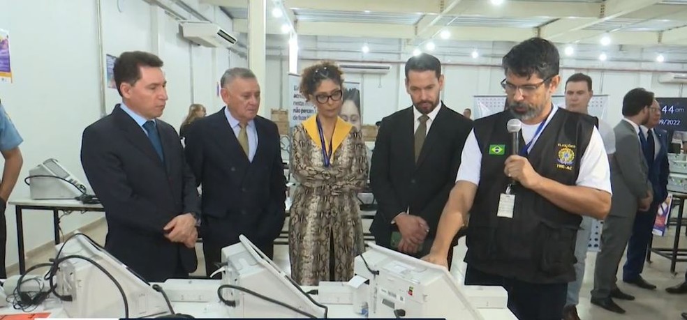 Representantes de órgãos fiscalizadores participaram da cerimônia — Foto: Reprodução/Rede Amazônica Acre