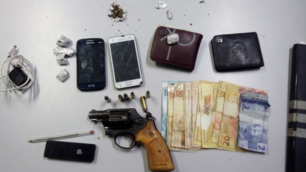 Materiais foram apreendidos com a dupla em Caruaru (Foto: Divulga&ccedil;&atilde;o/Pol&iacute;cia Militar)