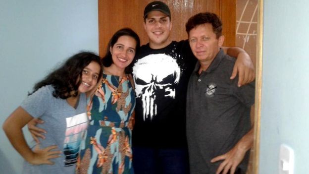 Família de Souza estava dormindo fora desde o temporal que castigou o Rio no início da semana (Foto: JÚLIA DIAS CARNEIRO/ BBC NEWS BRASIL)