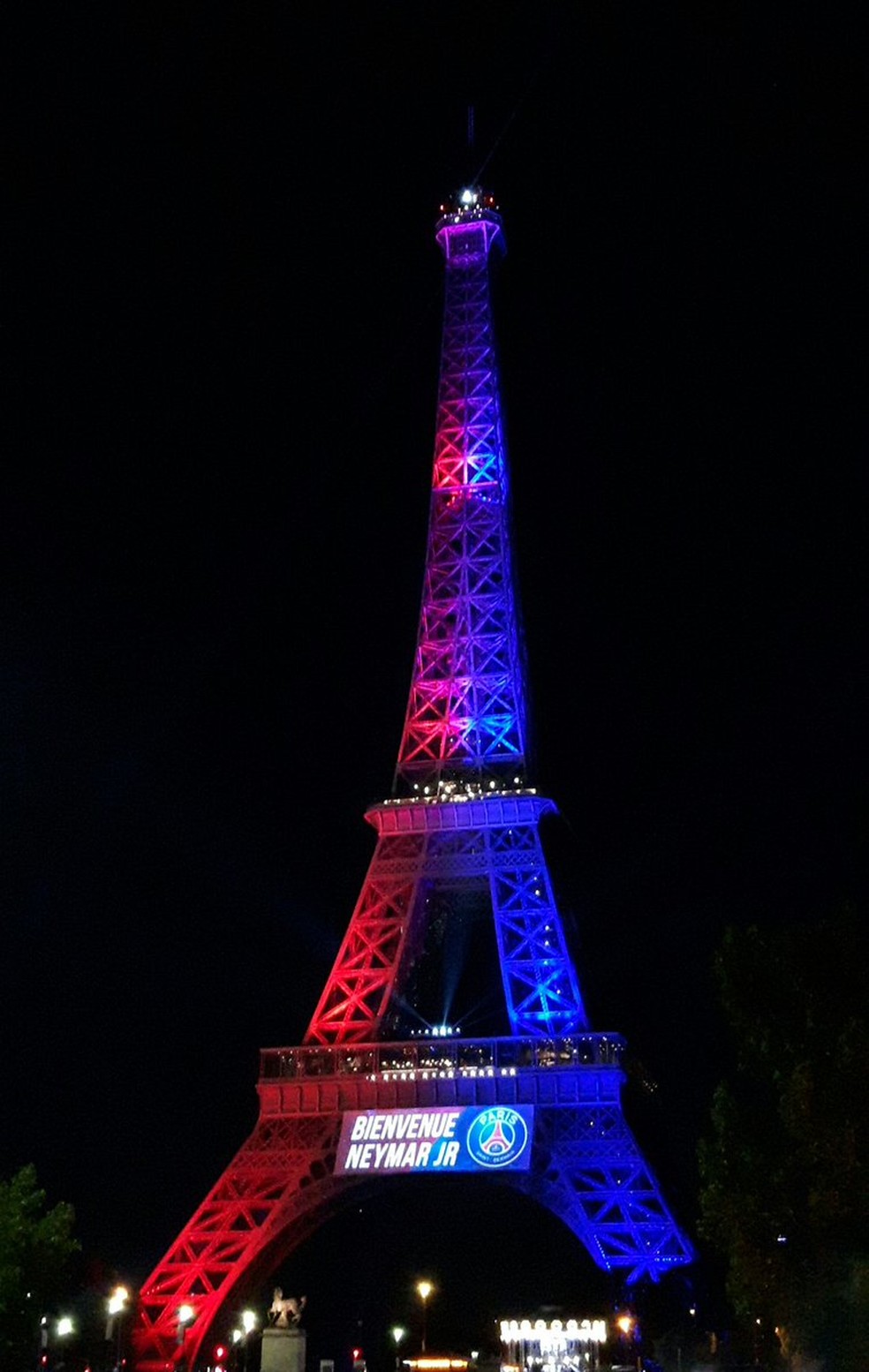 Torre Eiffel dá boas-vindas a Neymar (Foto: Reprodução/Twitter)