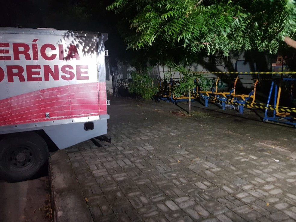 Educador físico caiu sem vida entre os aparelhos de ginástica, após ser atingido por disparos de arma de fogo em praça no Antônio Bezerra, em Fortaleza. — Foto: Rafaela Duarte/ SVM