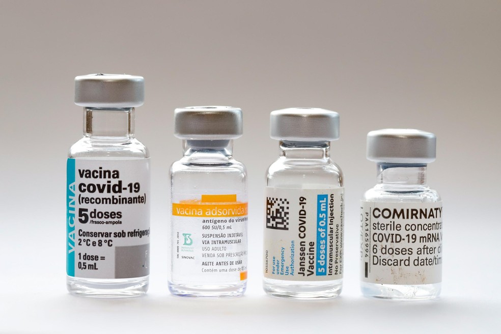 Frascos das vacinas Pfizer, CoronaVac, AstraZeneca e Janssen, aplicadas em Porto Alegre — Foto: Cristine Rochol/PMPA/Divulgação