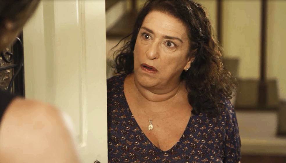 Ermelinda (Grace Gianoukas) recebe a visita surpreendente de Helena (Flávia Alessandra), em 'Salve-se Quem Puder' — Foto: Globo