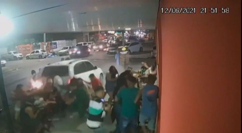 Vídeo: Carro invade bar e deixa pessoas feridas em Feira de Santana — Foto: Reprodução/TV Bahia