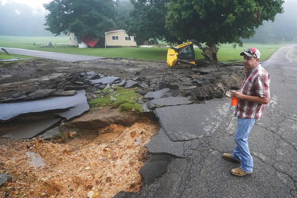 Fortes chuvas danificaram estradas no Tennessee — Foto: Mark Humphrey/AP