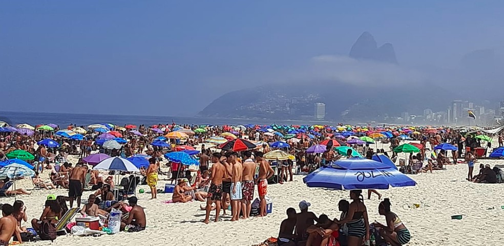 Praia de Ipanema lotada neste domingo — Foto: Daniel Silveira/G1 Rio