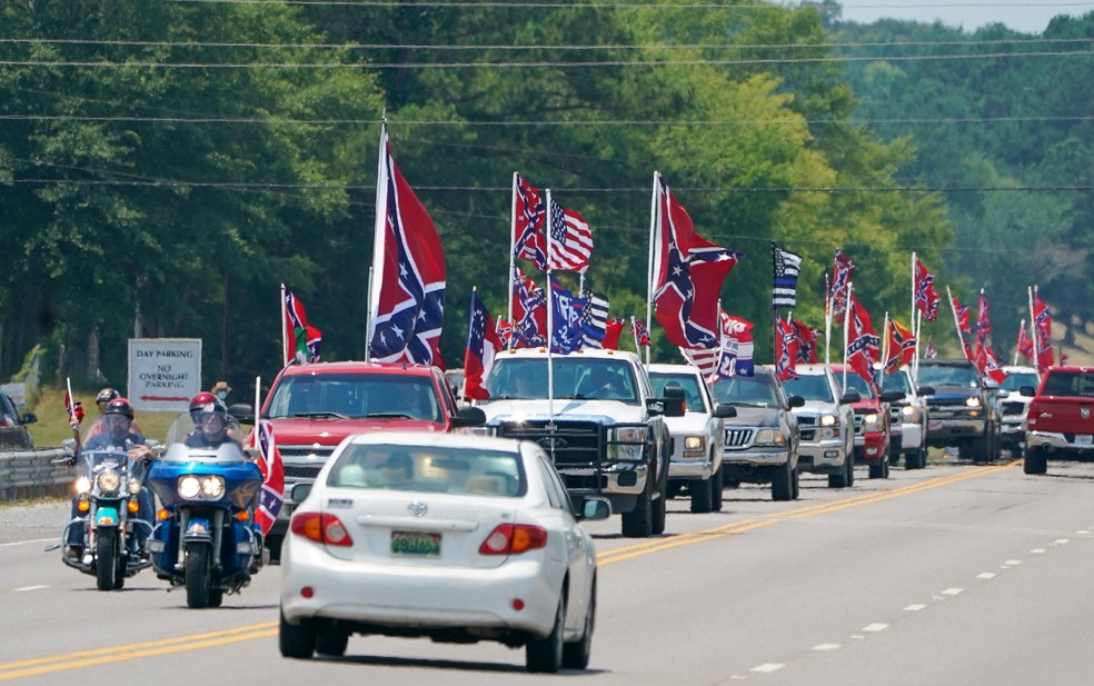 Carreata trazendo bandeiras confederadas ao redor do circuito de Talladega — Foto: Marvin Gentry/USA Today Sports