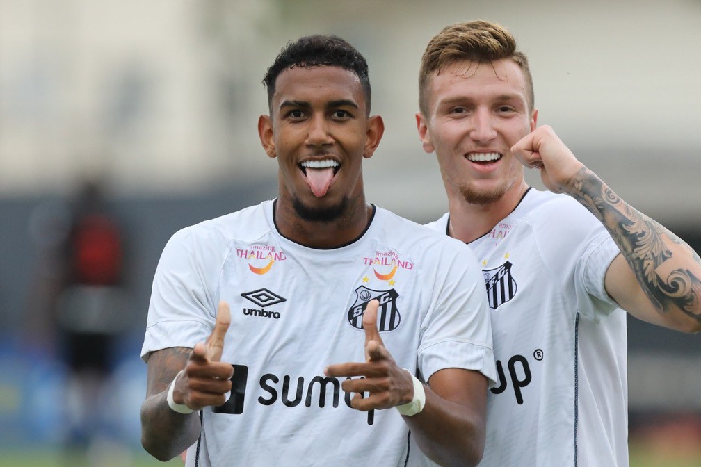  Rwan Seco (à esquerda) comemorando gol em vitória do Santos sub-20 — Foto: Foto: Divulgação/Santos FC