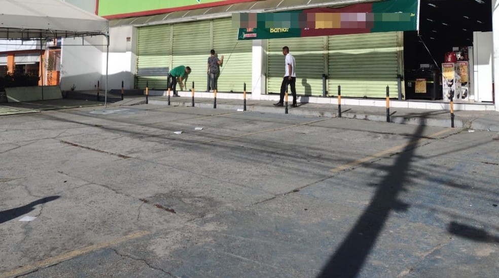 Homens armados trocam tiros com policiais ap&oacute;s invadirem loja na RMS &mdash; Foto: Cid Vaz/TV Bahia 