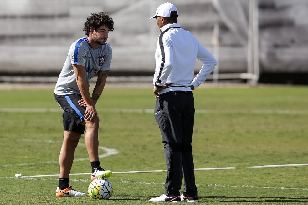 Alexandre Pato conversa com Cristóvão Borges no Corinthians — Foto: Rodrigo Gazzanel/Ag. Corinthians