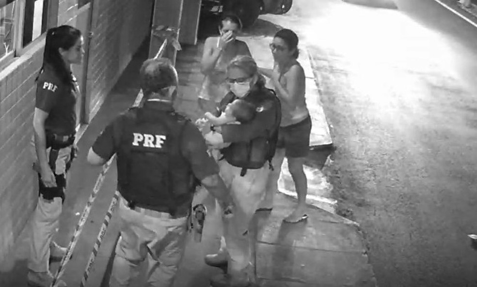 Mãe busca posto da PRF em desespero e policial salva bebê engasgado — Foto: Divulgação/PRF