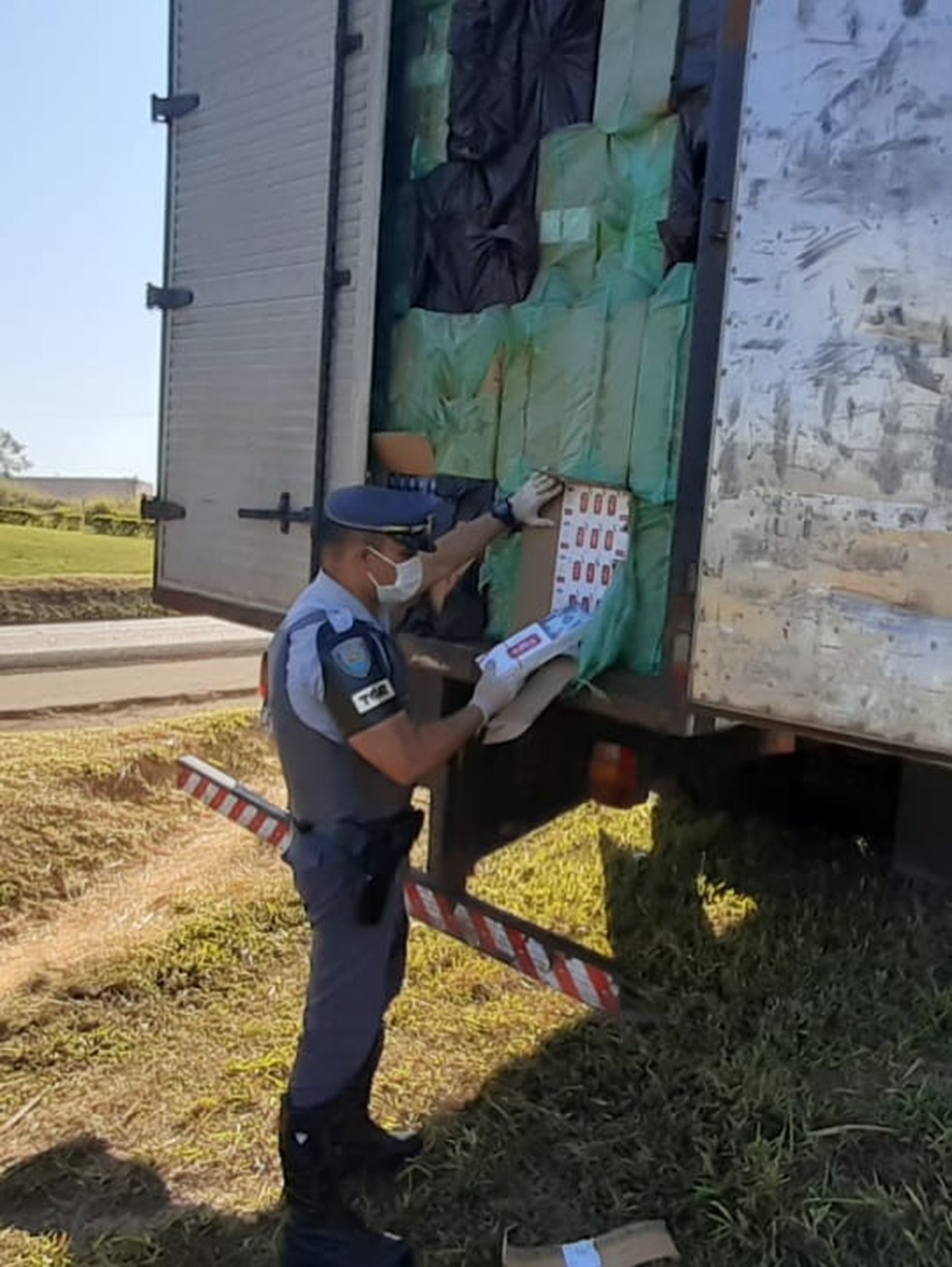 Pol&iacute;cia apreende cigarros contrabandeados em rodovia de Sorocaba (SP) &mdash; Foto: Divulga&ccedil;&atilde;o/Pol&iacute;cia Rodovi&aacute;ria