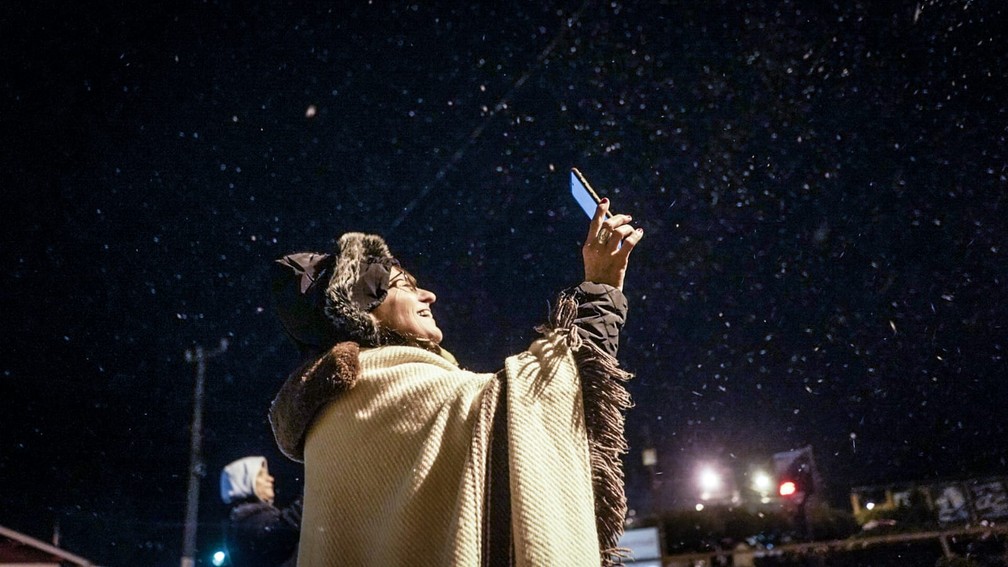 Mulher registra neve em Urupema na noite de terça-feira (17) — Foto: Tiago Ghizoni/NSC