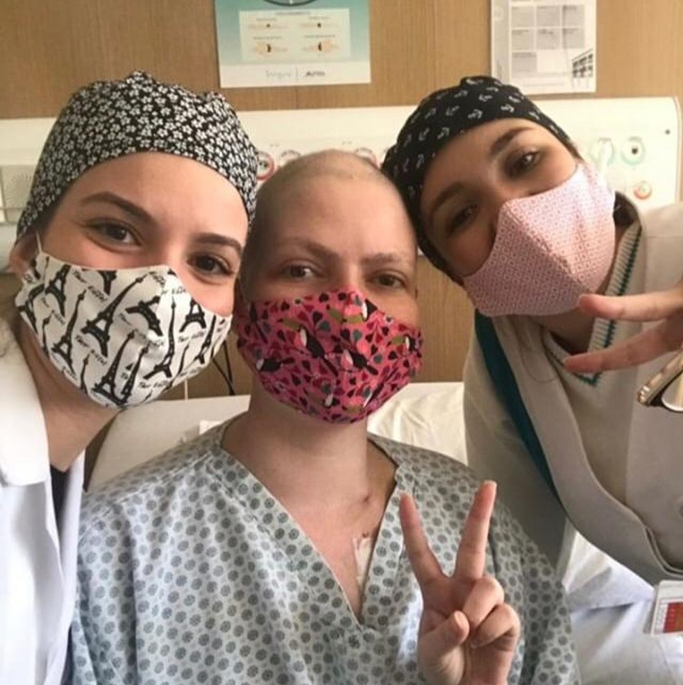 Priscila começou a fazer máscaras coloridas para usar durante o tratamento de câncer — Foto: Divulgação