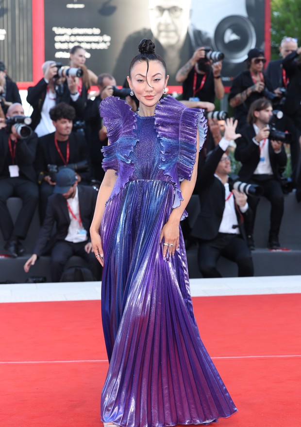 VENICE, ITALY - SEPTEMBER 05: Jessica Wang attends the "Don't Worry Darling" red carpet at the 79th Venice International Film Festival on September 05, 2022 in Venice, Italy. (Photo by Daniele Venturelli/WireImage) (Foto: WireImage)