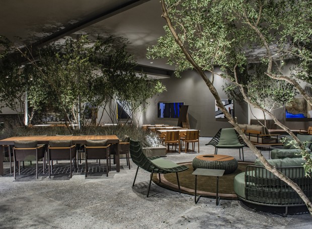 O Bar Garden, ambiente criada pelo arquiteto Marcus Barbosa, tem paredes pintadas com tinta na cor Incenso de Mirra, da Sherwin-Williams, na Mostra Casas Conceito 2022 (Foto: Divulgação)