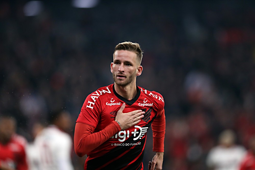 [COMENTE]: O que você achou da contratação de Leo Pereira?