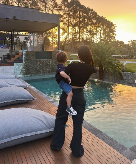 Bianca Andrade com o filho na área externa de sua nova mansão — Foto: Reprodução/Instagram