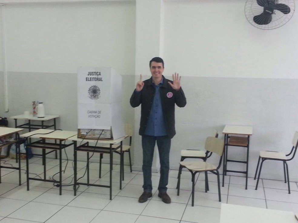 Bruno Siqueira votou na sede da Universidade Presidente Antônio Carlos  (Foto: Rafael Antunes/G1)