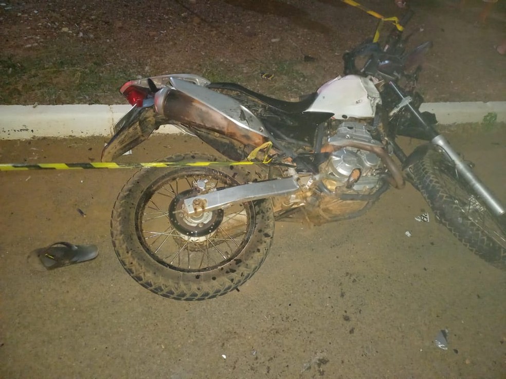 Conforme a Polícia Militar da cidade, os homens conduziam duas motocicletas que bateram de frente na altura do bairro Paquetá.  — Foto: Reprodução
