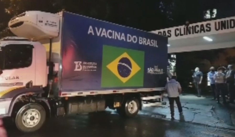Vacinas chegam no Hospital das Clínicas em Marília  — Foto: TV TEM/ Reprodução 