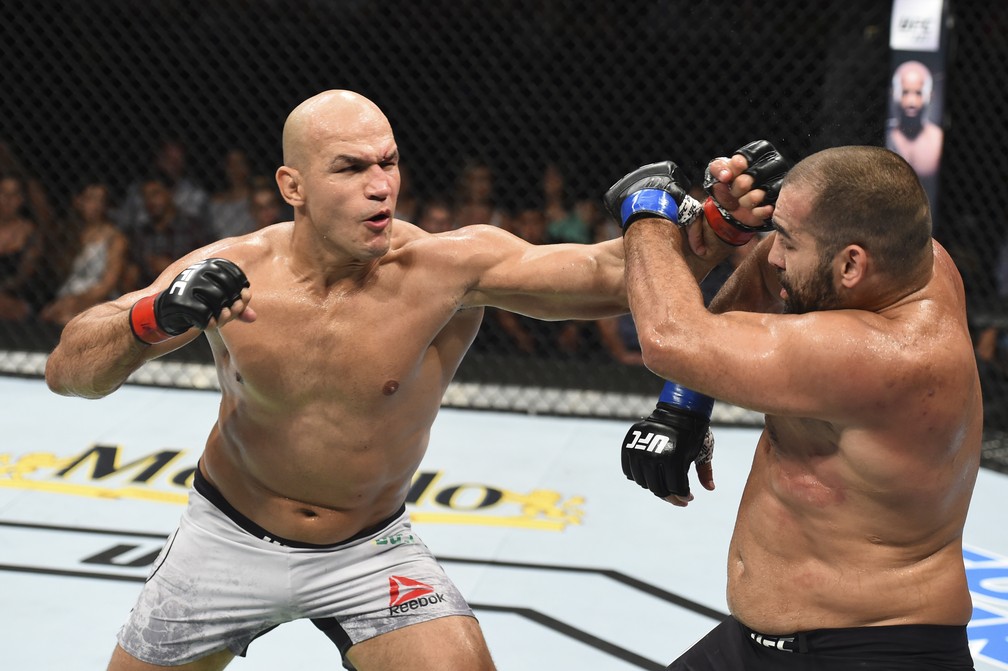 ApÃ³s derrota para Miocic e processo na USADA, JÃºnior Cigano volta a vencer no UFC (Foto: Josh Hedges/Zuffa LLC / Getty Images)