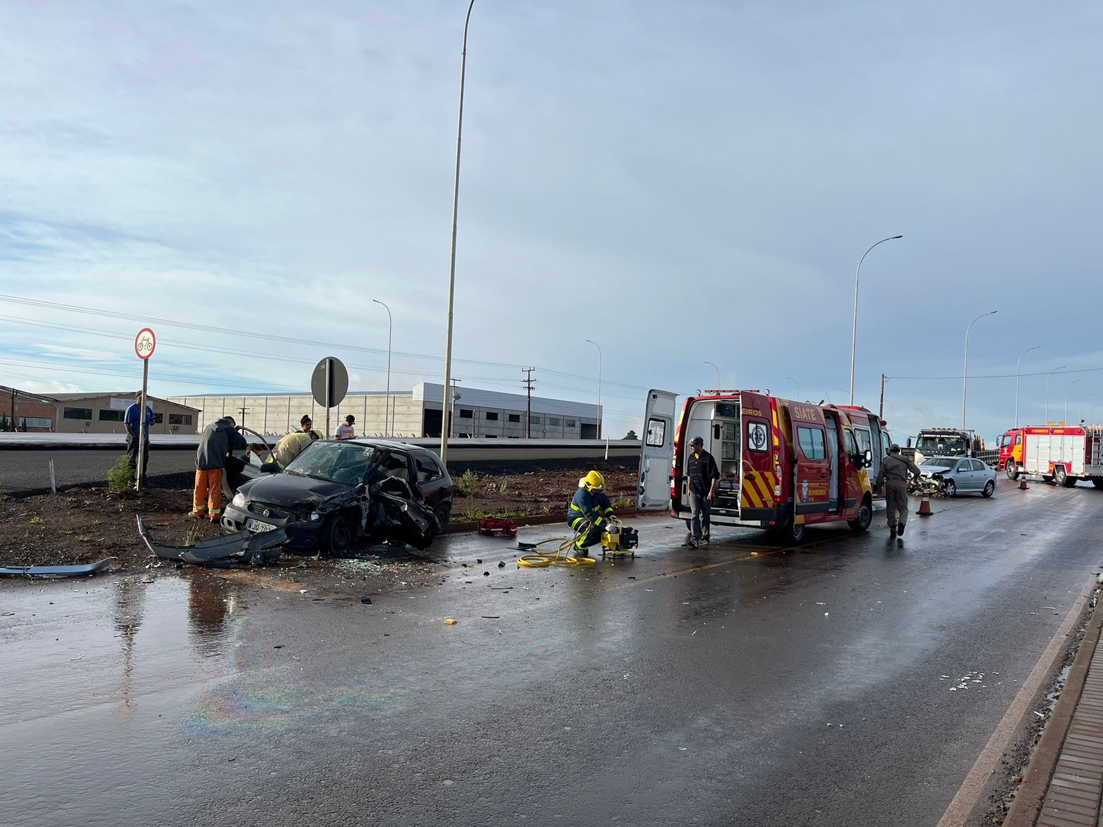 Três pessoas ficam feridas em acidente na marginal da BR-277, em Guarapuava; motoristas não tinham CNH, diz PRF